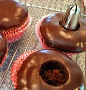 How to make holes for filling in cupcakes