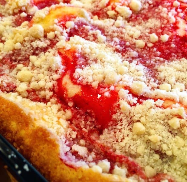 Gâteau à la mie de cerise cuit au brun doré dans 9 casseroles x13