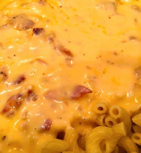 mac n cheese pouring on the cheese