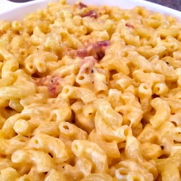 mac n cheese up close with bacon