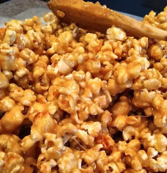 popcorn-spreading-on-pizza-pan