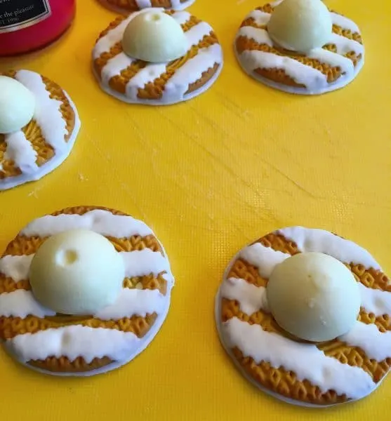 Gluing "bonnet hats" to "bonnet" Cookie rims