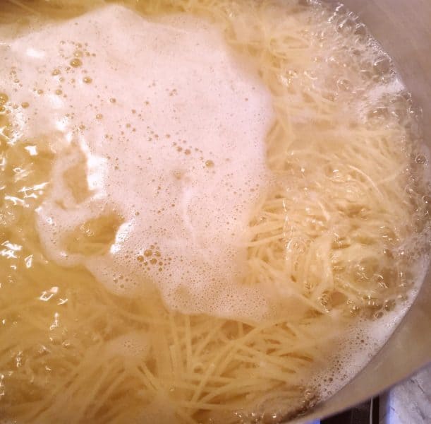 spaghetti in boiling water cooking