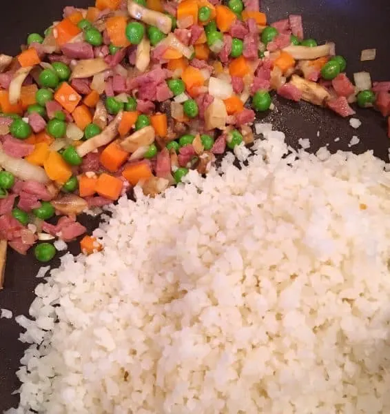 Combining cauliflower rice and vegetables 
