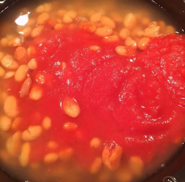 Pinto Beans and Tomato Sauce in Slow Cooker