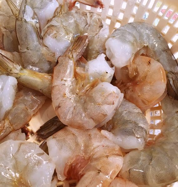 Raw large shrimp, rinsed