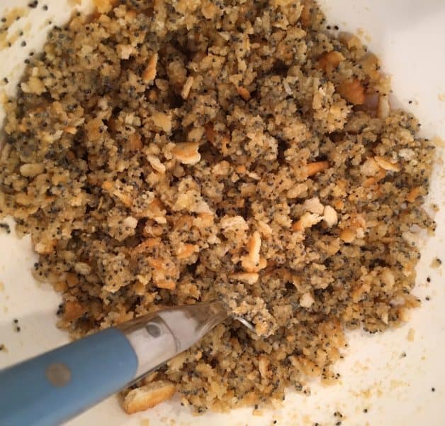 Poppy seed and cracker mixture