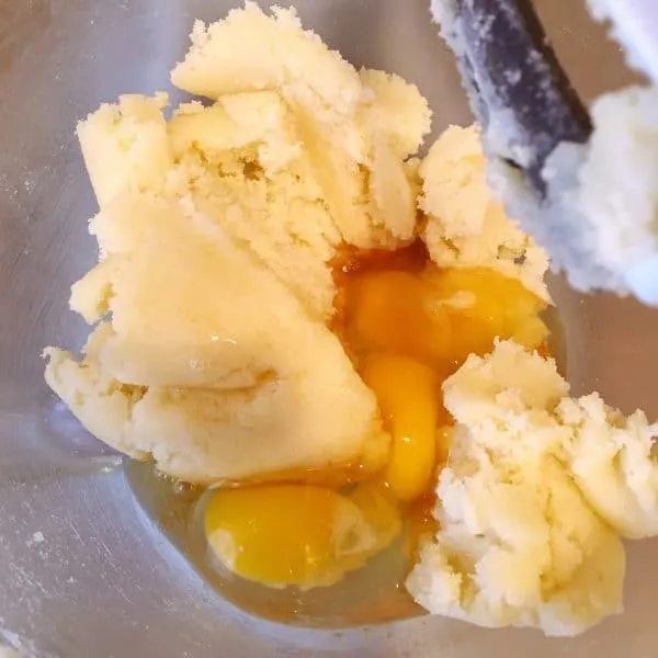 creamed sugar with eggs