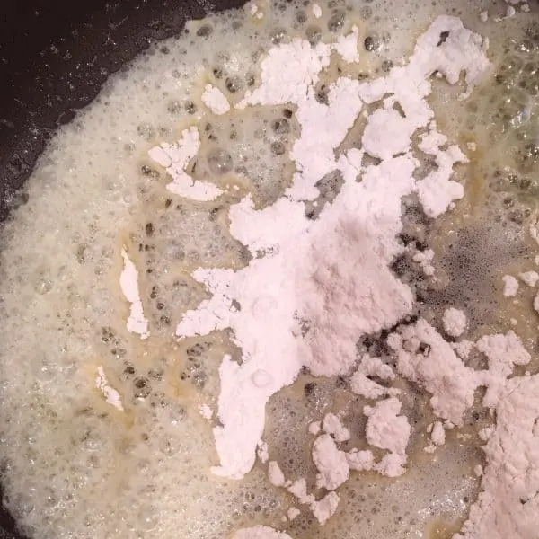 Making a roux sauce with flour