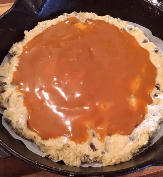 https://www.norinesnest.com/wp-content/uploads/2019/02/Skillet-Salted-Caramel-Chocolate-Chip-Cookie-2019-6-e1550003601573.jpg.webp