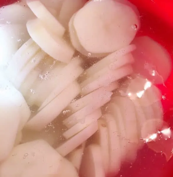 sliced potatoes in water