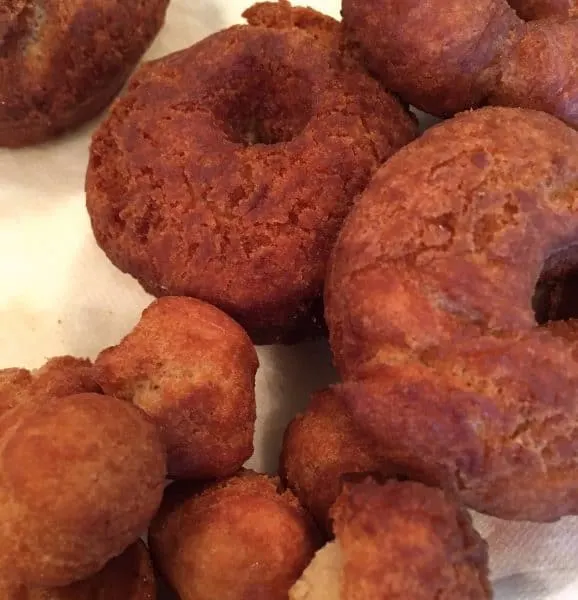 Donuts on paper towels draining