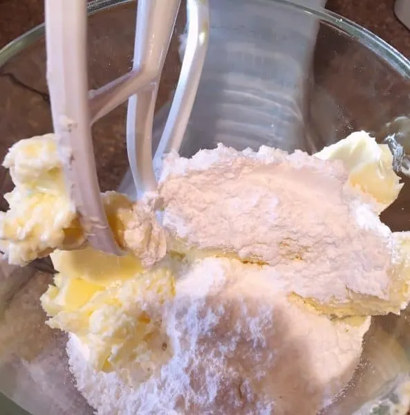 powder sugar and butter in blender