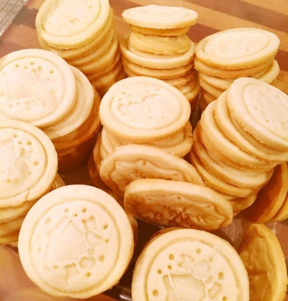 https://www.norinesnest.com/wp-content/uploads/2019/12/Classic-Shortbread-Cookies-2019-11-scaled-e1576603161684.jpg