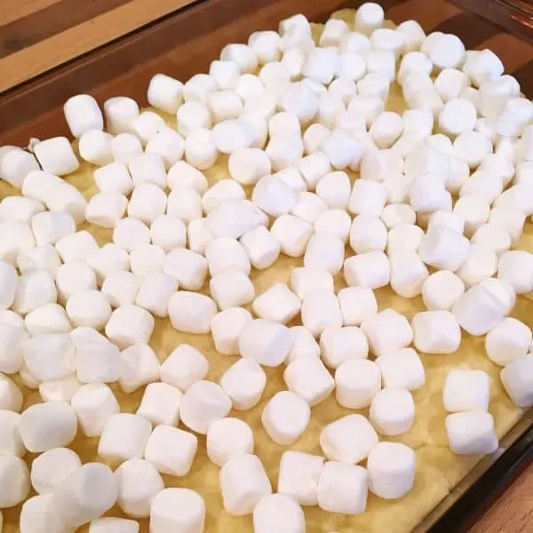 Sprinkling crust with marshmallows