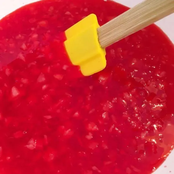 Raspberries and pineapple in jello