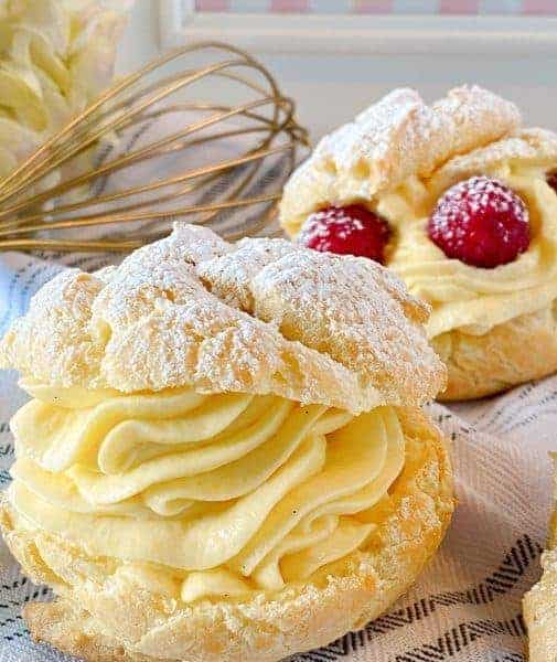 Cream Puff with Powder Sugar