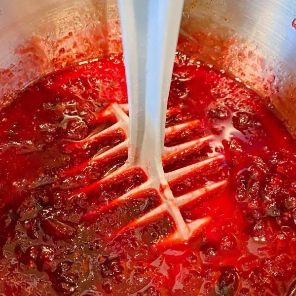 smashing cooked cranberries for filling