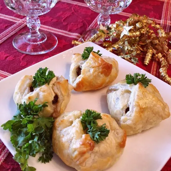 https://www.norinesnest.com/wp-content/uploads/2020/12/Stuffed-Mushrooms-with-Puff-Pastry-2019-1-scaled-e1607466952134.jpg.webp