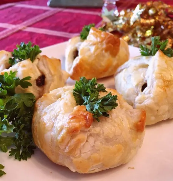 Cheesy Mushroom Bundles on serving plate.