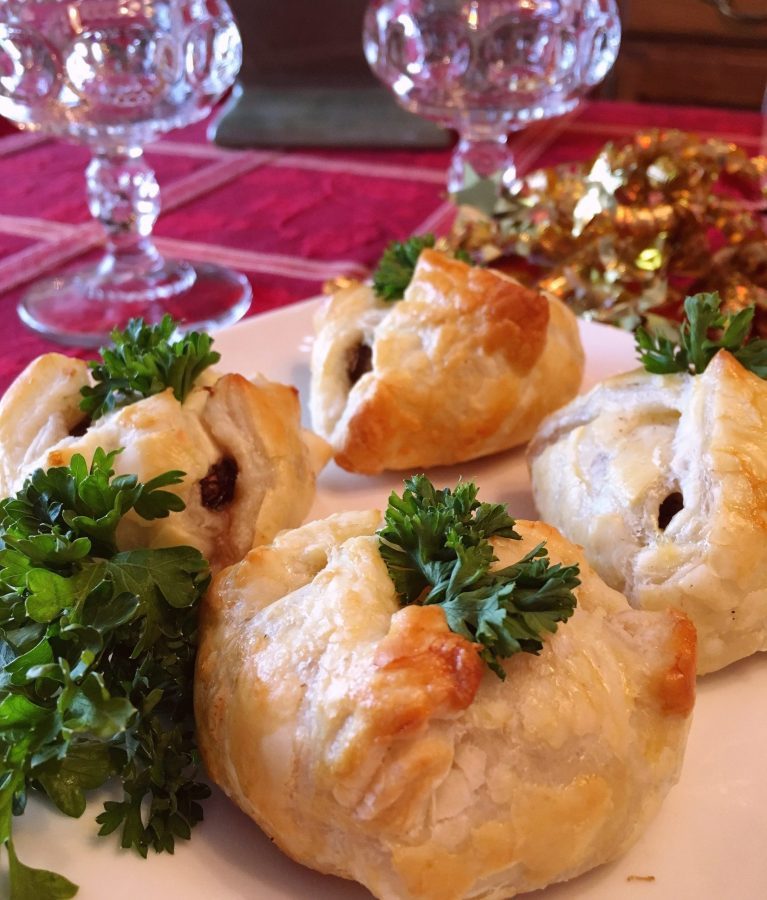 Cheesy Mushroom Bundles on a serving plate