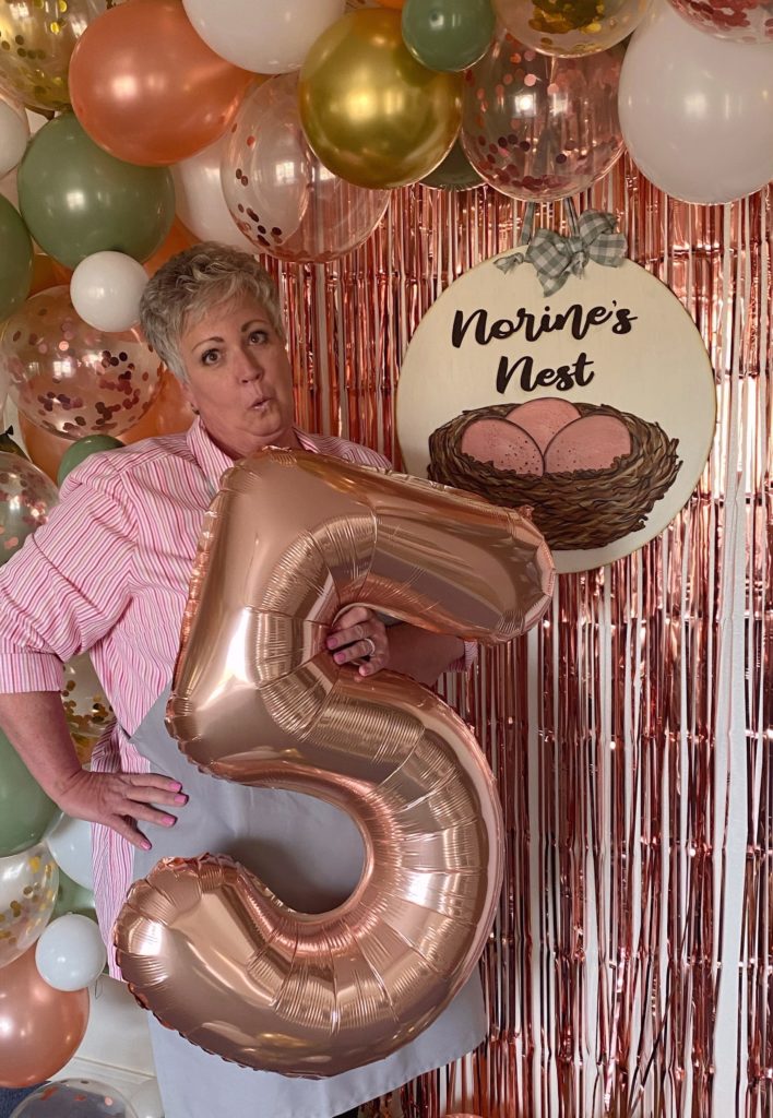 Funny Face of Norine at her blogiversary balloons.