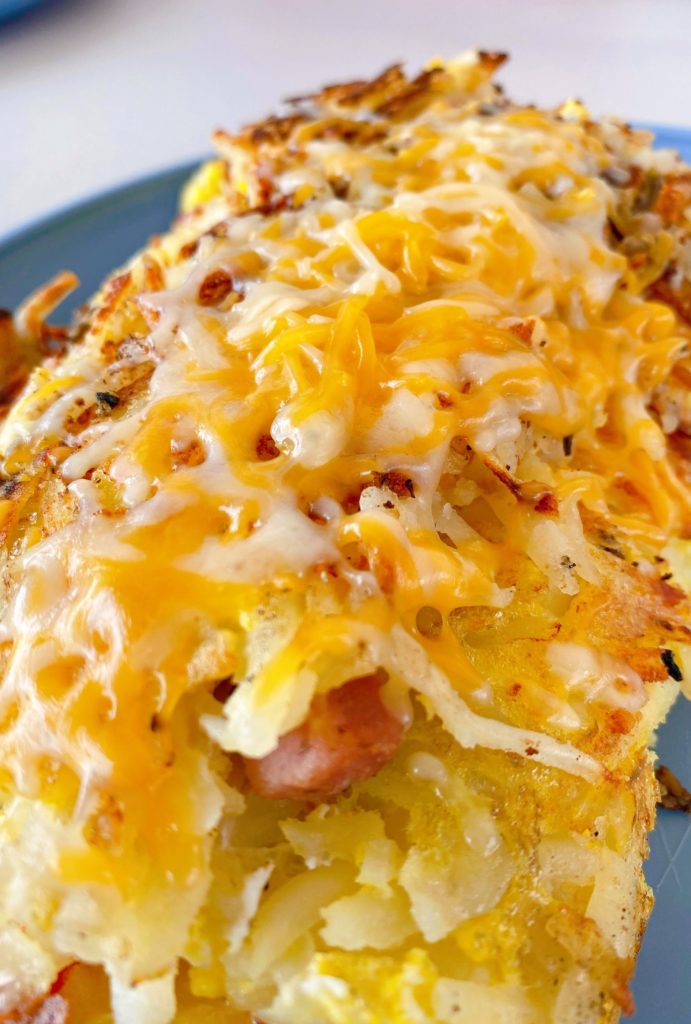 Topping omelet with cheese.