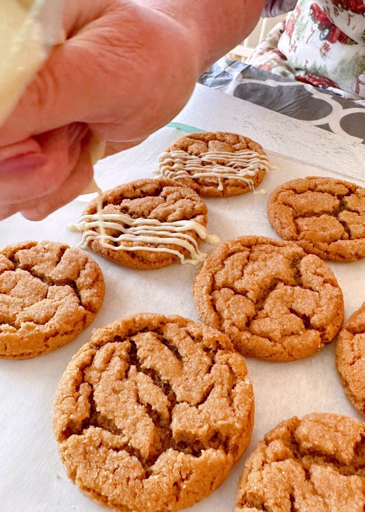 Drizzling Cookies with White Chocolate.