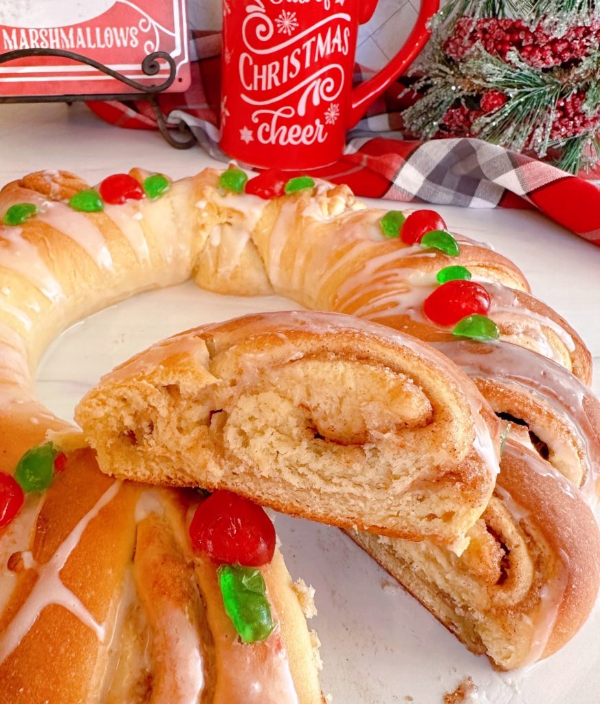 Christmas tea ring cut into slices ready to serve.