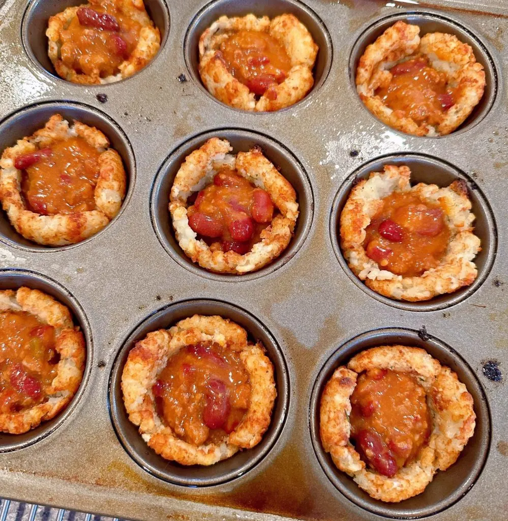 Baked tater tot cups filled with chili.