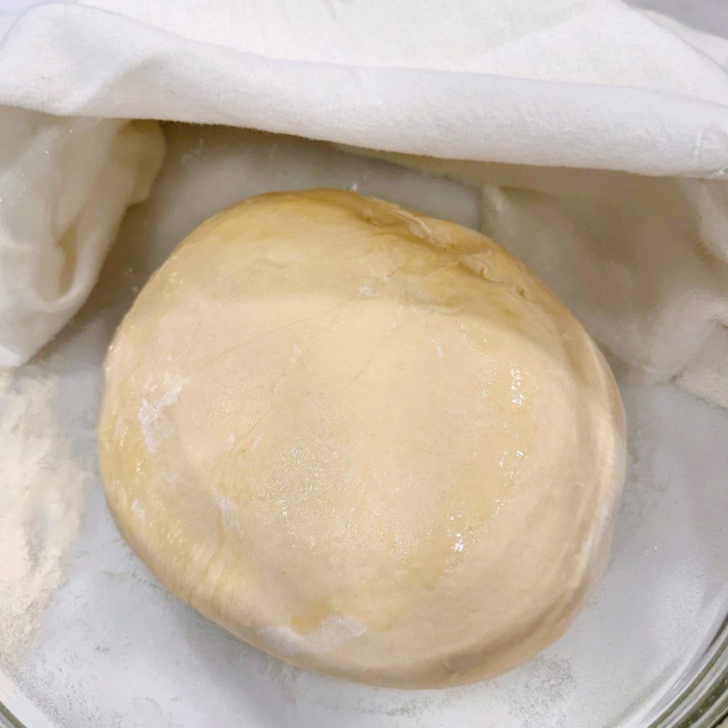 Place the bread dough in a well-oiled bowl and turn over.
