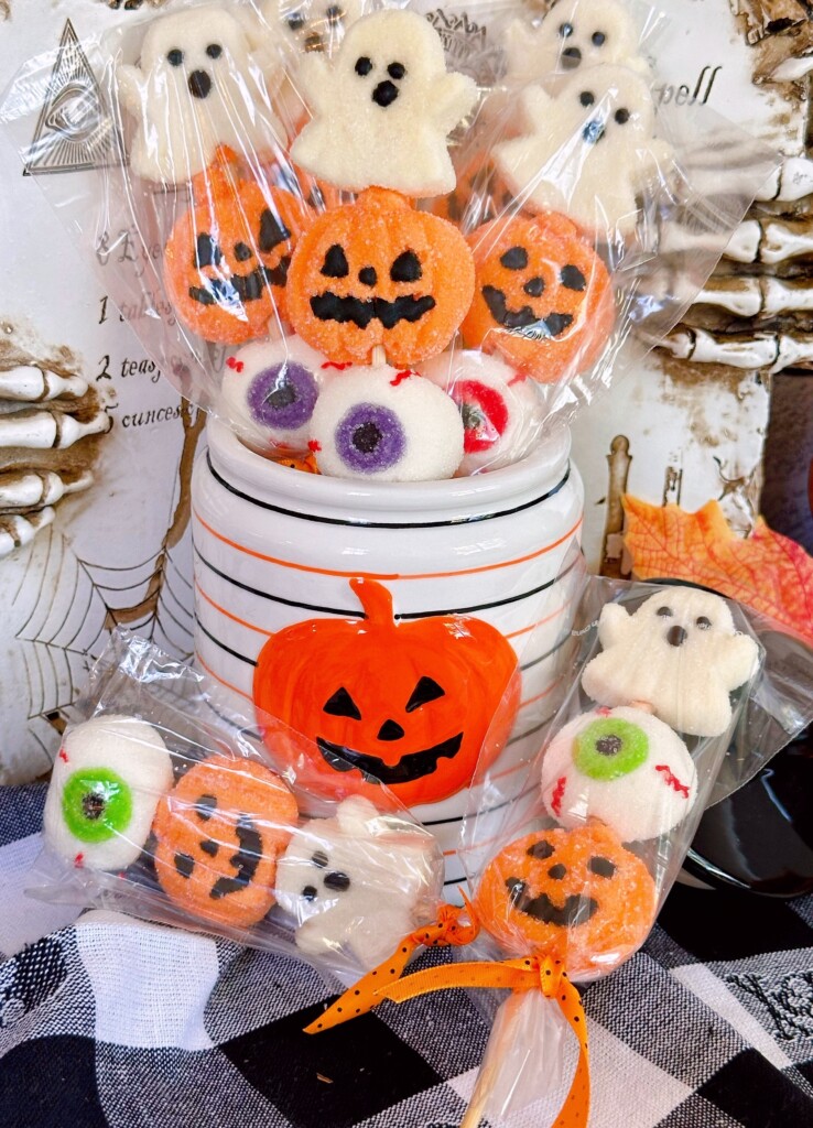 Halloween Marshmallow Pops in a cute halloween jar.