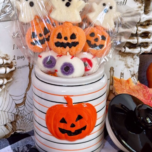 Halloween Marshmallow Pops in a cute jack-o-lantern jar.