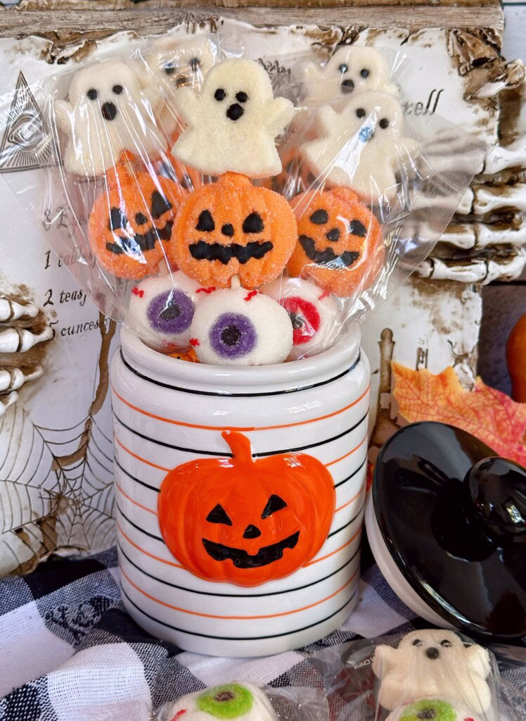 Halloween Marshmallow Pops in a cute jack-o-lantern jar.