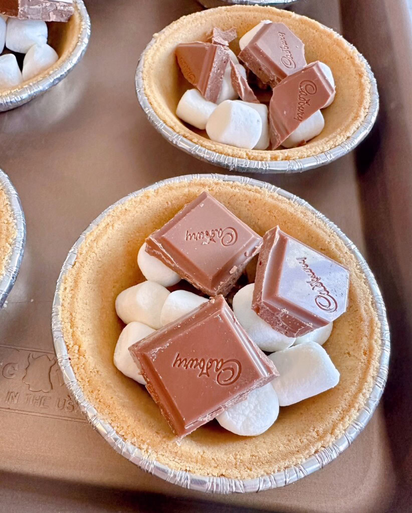 Mini Pies filled with marshmallows and chocolate pieces.