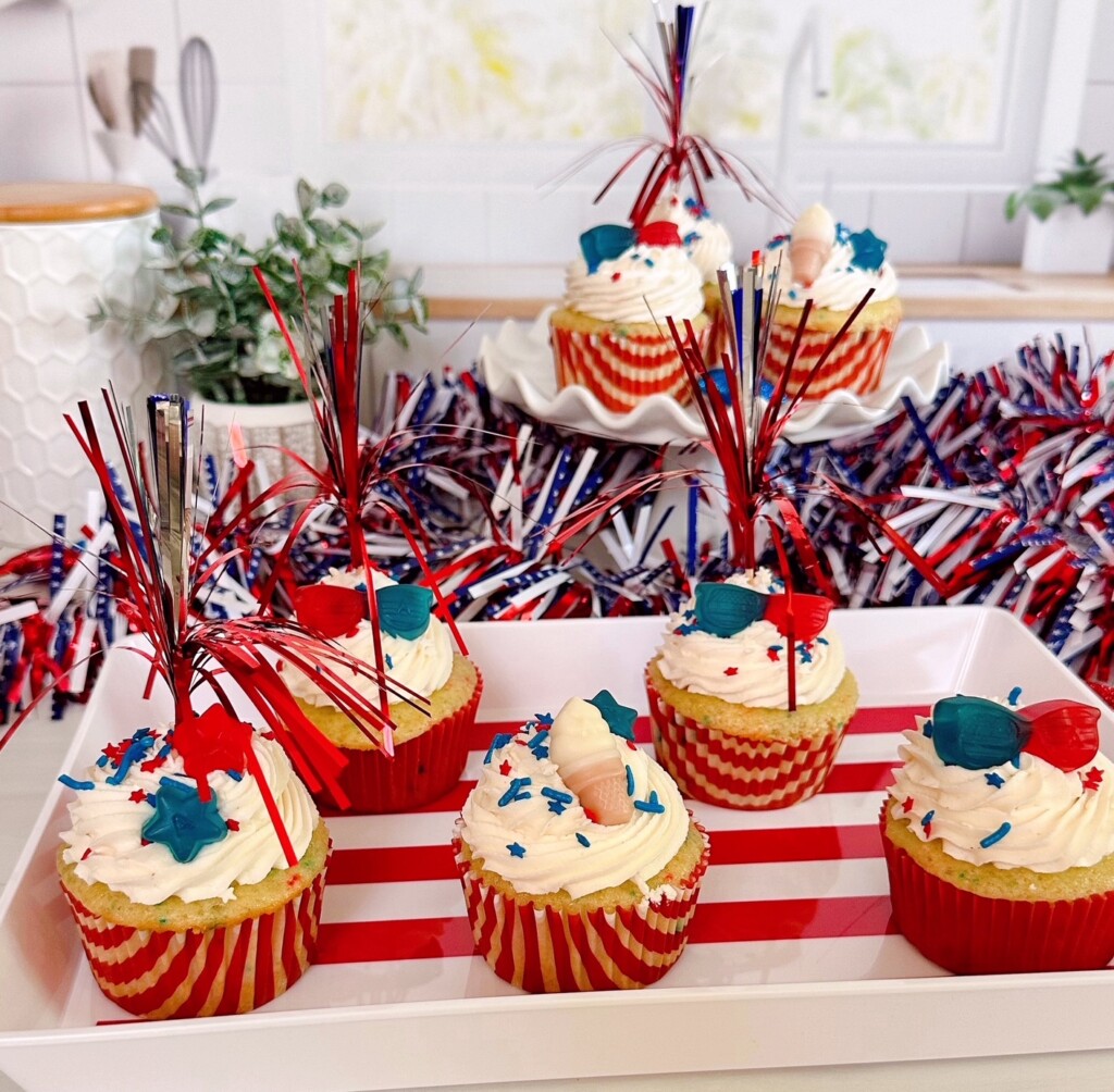 Easy 4th of July Cupcakes on a patriotic board.