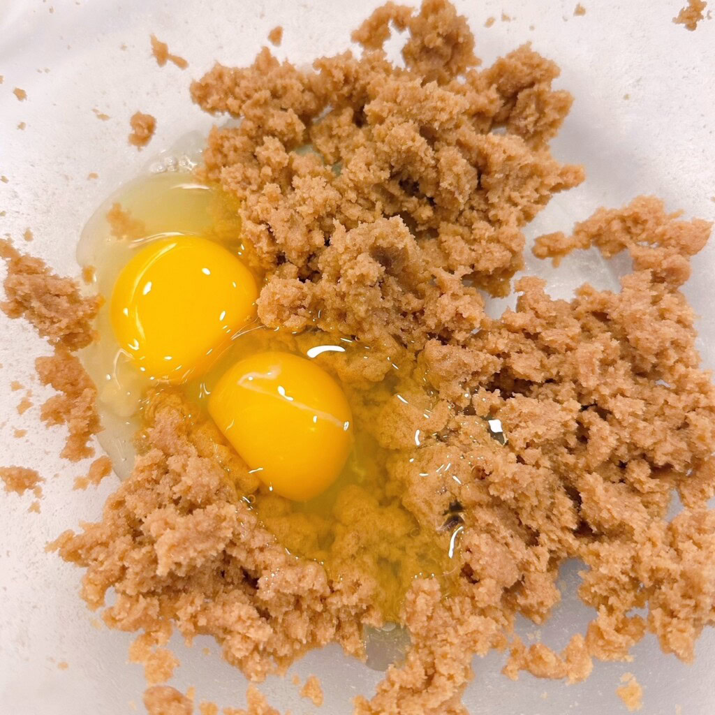 Combine sugar and butter. Adding eggs.